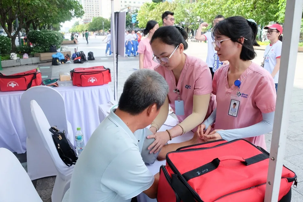 Bệnh viện Sante bảo trợ y tế chương trình đi bộ cùng lãnh sự quán Indo - 2 Bệnh viện Sante bảo trợ y tế chương trình đi bộ cùng lãnh sự quán Indo - 2