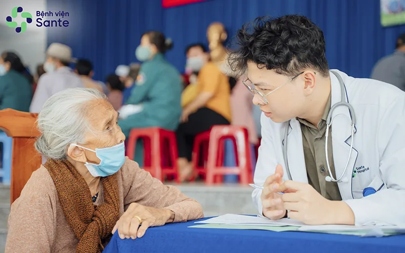 Bác sĩ Bệnh viện Sante thăm khám bệnh cho người dân xã An Thới Đông Bác sĩ Bệnh viện Sante thăm khám bệnh cho người dân xã An Thới Đông